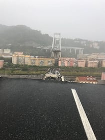 Macerie e macchine schiacciate: le foto 1