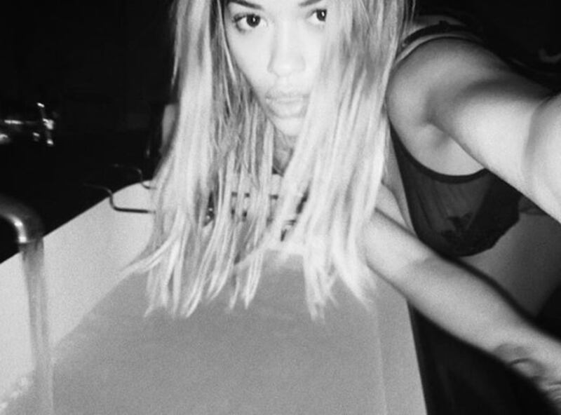 Rita Ora, il costume è sexy 9