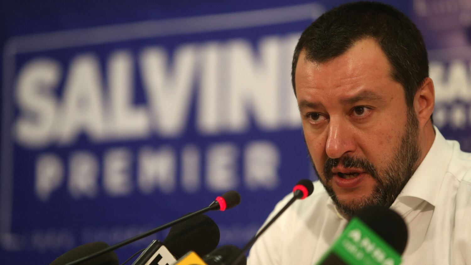 "Salvini è come Hitler". E il leader della Lega querela il blogger marocchino