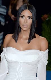 Kim Kardashian sexy con i capelli rosa 13