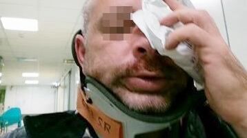 L'autobus salta una fermata, uno straniero pesta l'autista