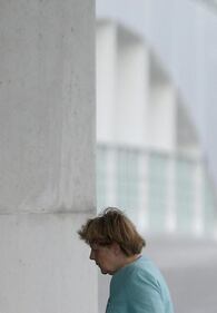 Il volto provato della Merkel dopo il referendum greco 1