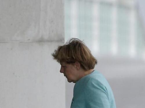 Il volto provato della Merkel dopo il referendum greco