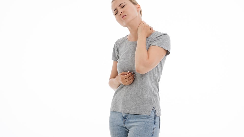 Dolore al collo e torcicollo: le cause e i rimedi degli esperti