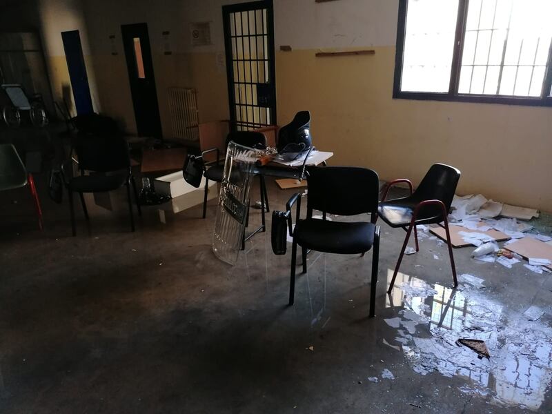 Modena e Bologna, le carceri devastate e le minacce sui muri 19