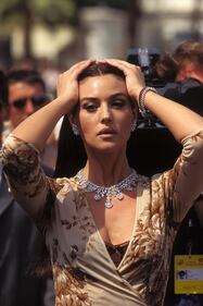 Monica Bellucci diventa la Madonna per beneficenza 23