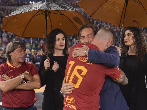 Roma, l'indiscrezione: ''De Rossi e i senatori volevano far fuori Totti''
