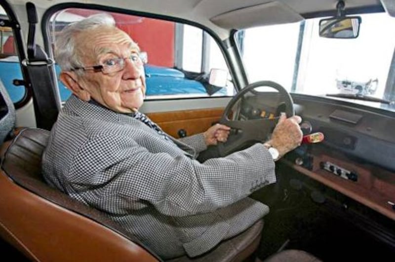 Il Dr. Werner Lang a bordo della Trabant