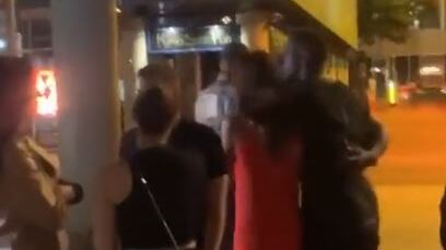 "Ubriaco", "Non si allena". Balotelli barcolla fuori da un locale