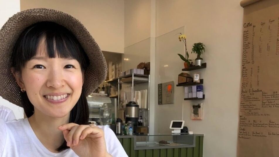 Intellettuali contro Marie Kondo, la maga dell'ordine: "Vieta i libri"