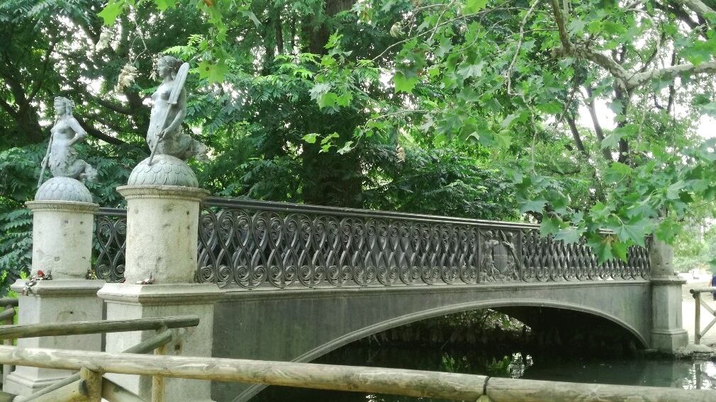 Milano, Parco Sempione e la leggenda del ponte delle sirenette