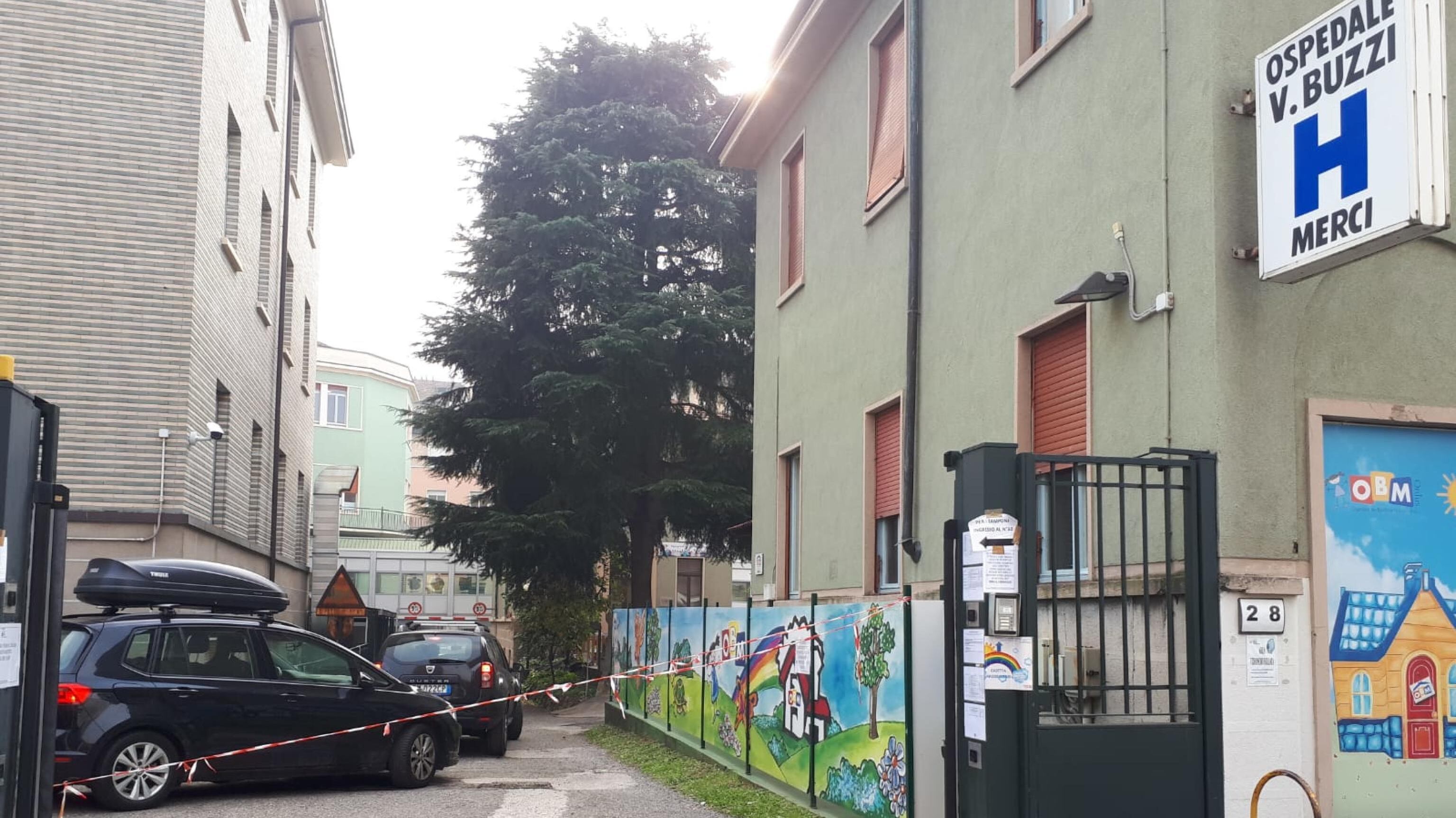Milano, partorisce in un capannone e porta la neonata in ospedale: "Tenetela voi"
