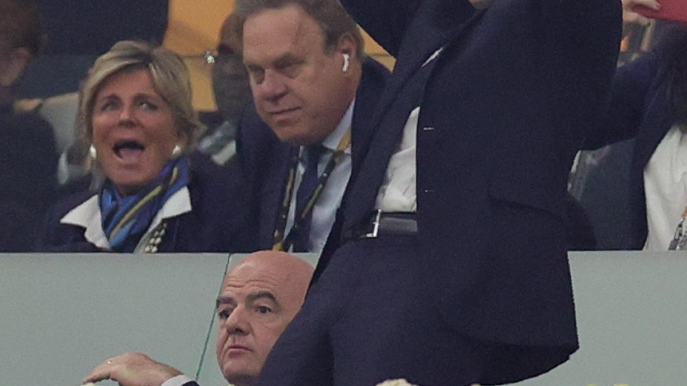 "Applaude anche Sarkozy!". La gaffe dei cronisti Rai: sui social si scatenano