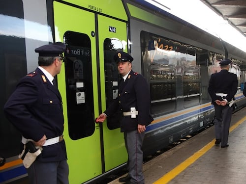 Giovanissimi e senza biglietto vandalizzano treno per Lodi