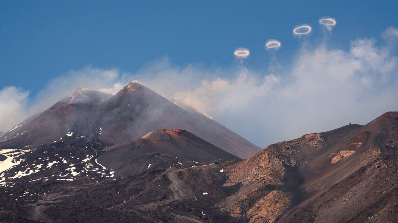 "Un fenomeno straordinario". Gli strani anelli di fumo dell’Etna: cosa succede | Il video