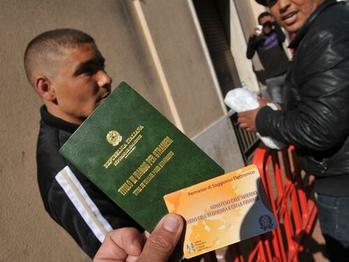 "Niente stop automatico". Consulta indulgente sul permesso di soggiorno ai migranti