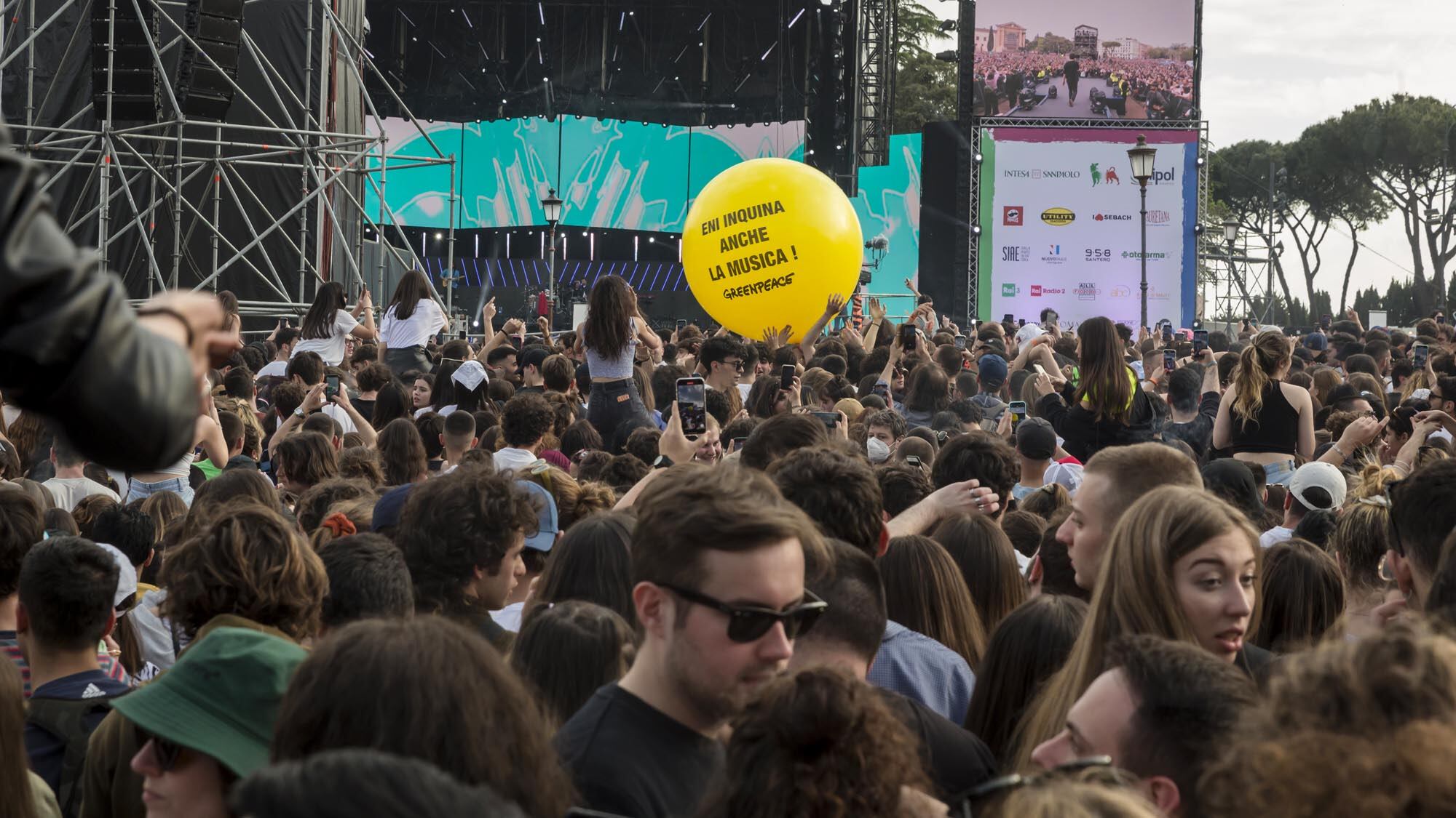 Lgbt, preservativi e (tanti) insulti: le follie dei Concertoni della sinistra