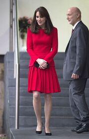 Kate Middleton ed Elisabetta II, stili a confronto 16
