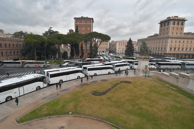 I bus turistici bloccano piazza Venezia 6