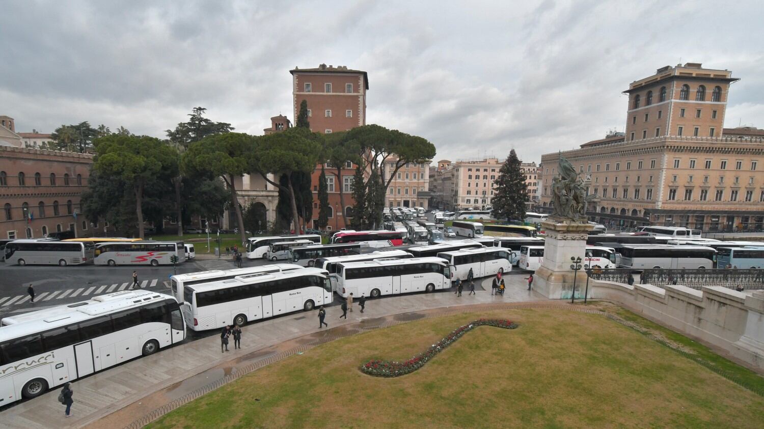 I bus turistici invadono il centro di Roma nonostante il divieto del Comune