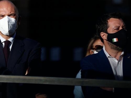 "Inaccettabile", "Il ministro...": rissa Pd-Salvini