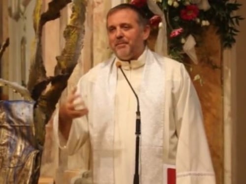Il parroco che lancia il rosario contro l'invasione degli islamisti