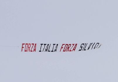 Aereo con uno striscione pro-Berlusconi nel cielo lucchese 5