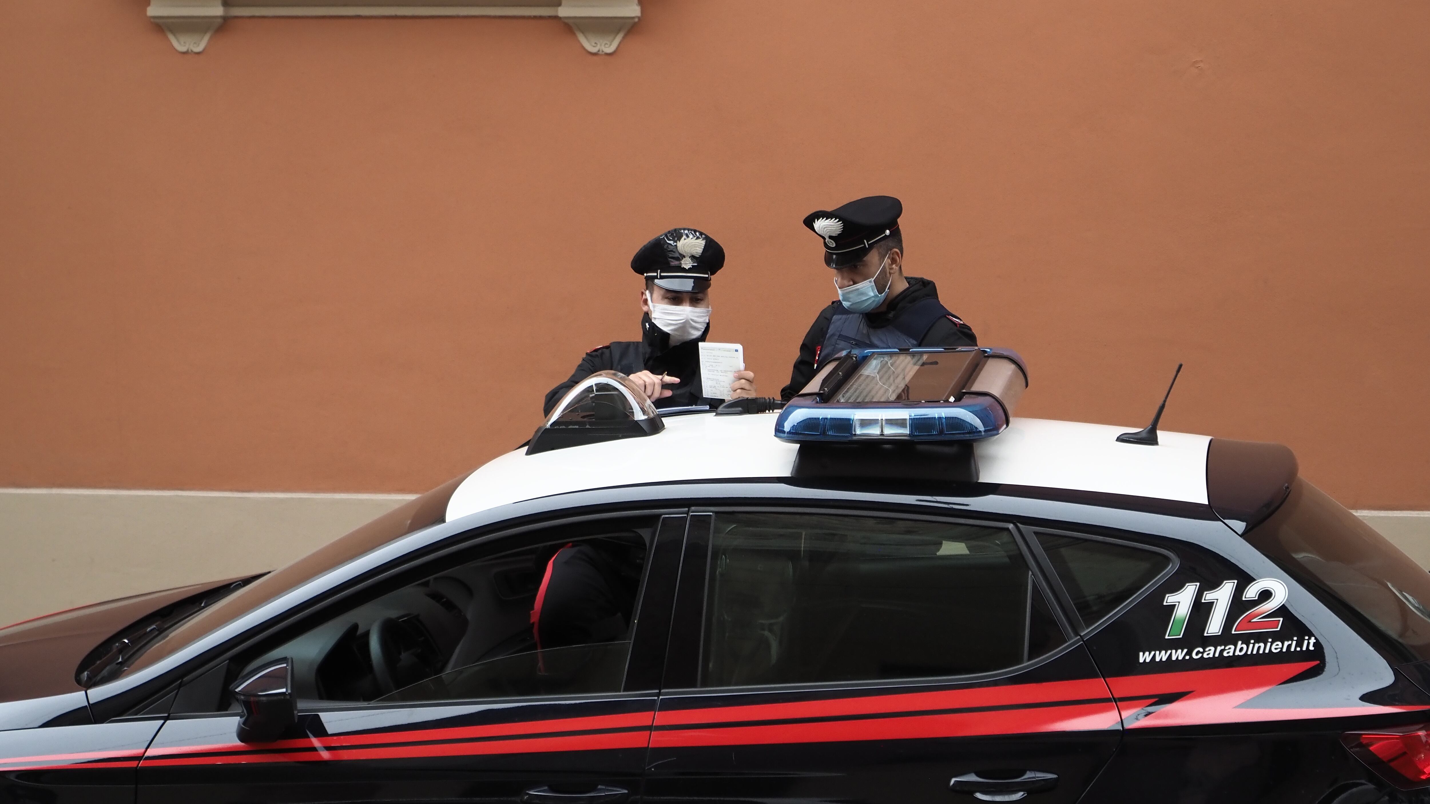 Rissa a colpi di ascia e dita mangiate: esplode la violenza dei migranti
