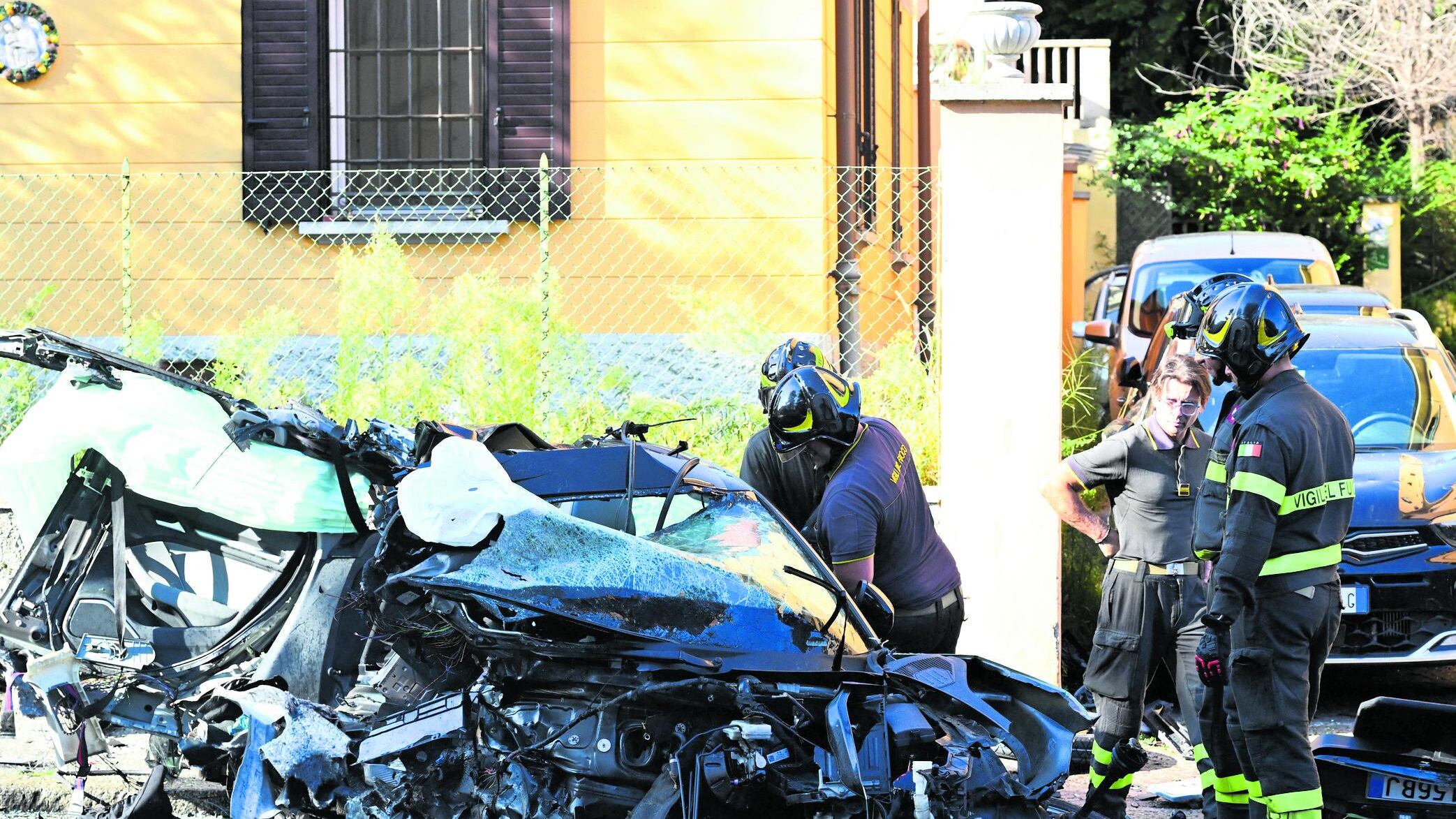 La fuga in auto dalla polizia. Poi lo schianto: muore 18enne
