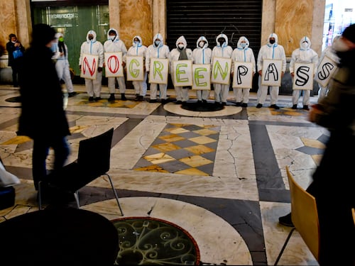 Il prete barricato in posta, le risse e i negozi ribelli: un giorno di follia No Pass