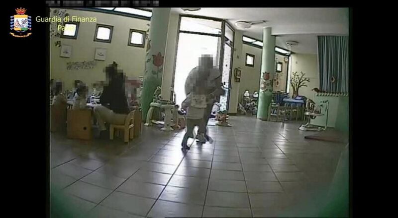 Maestra d'asilo maltrattava i bambini: le immagini delle fiamme gialle 10