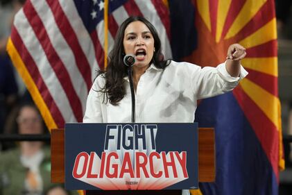  Alexandria Ocasio-Cortez e Bernie Sanders e i rally contro gli oligarchi 13