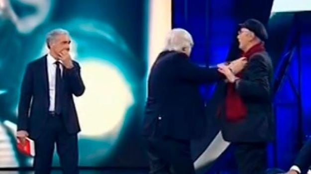 "Ma vaff, ti do un cazzotto". Rissa tv tra Sgarbi e Pennacchi