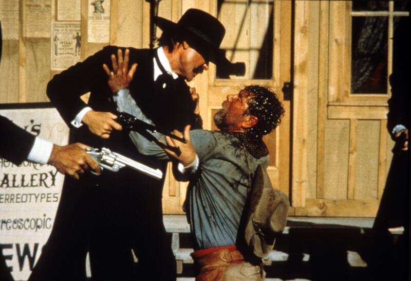 Kurt Russel in una scena del film "Tombstone"