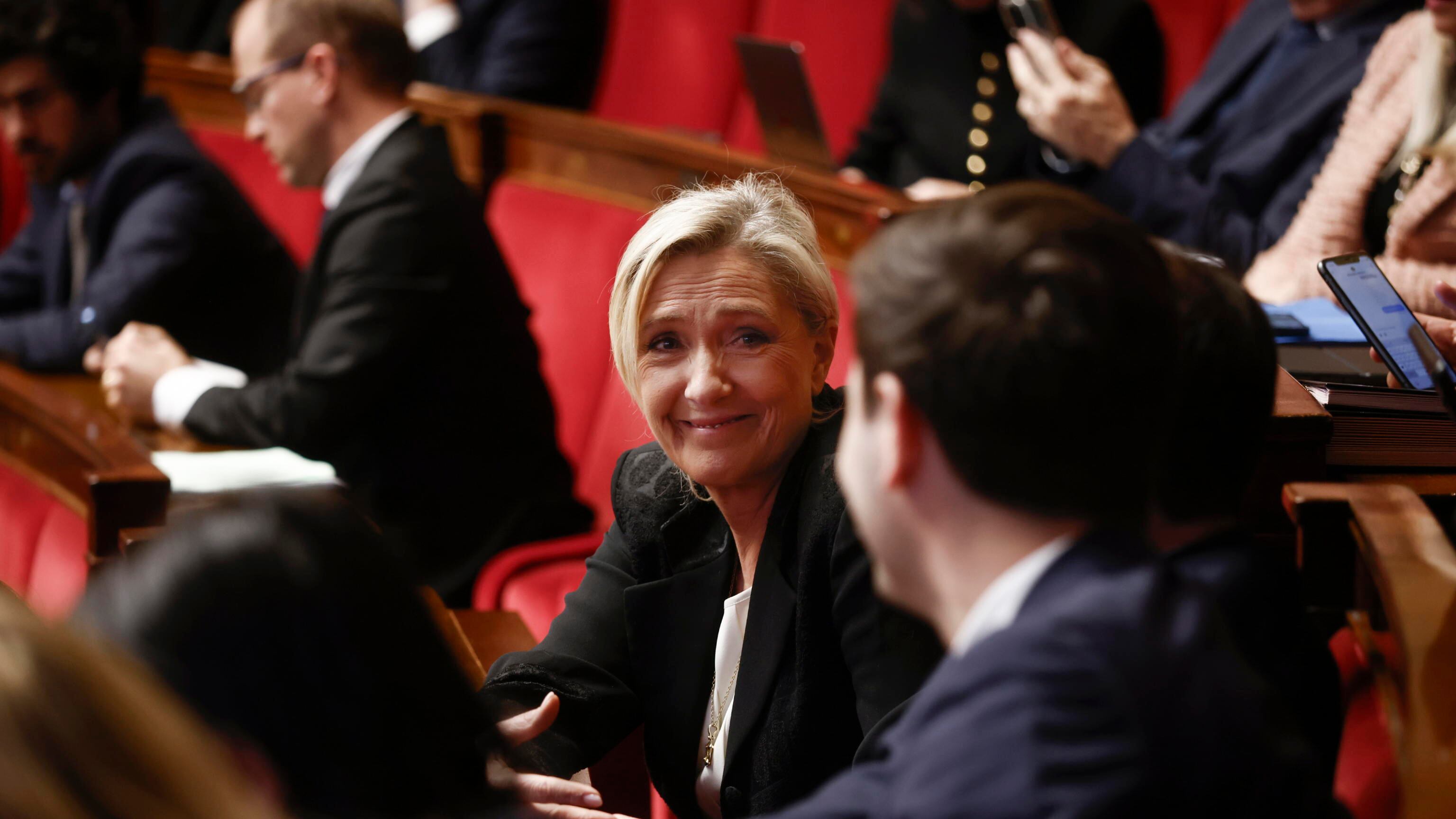 La Francia prepara la stretta sull'immigrazione, esulta Le Pen: "Vittoria ideologica"