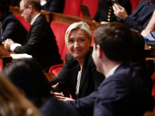 La Francia prepara la stretta sull'immigrazione, esulta Le Pen: "Vittoria ideologica"