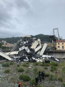 Genova, le immagini choc dei soccorsi 4