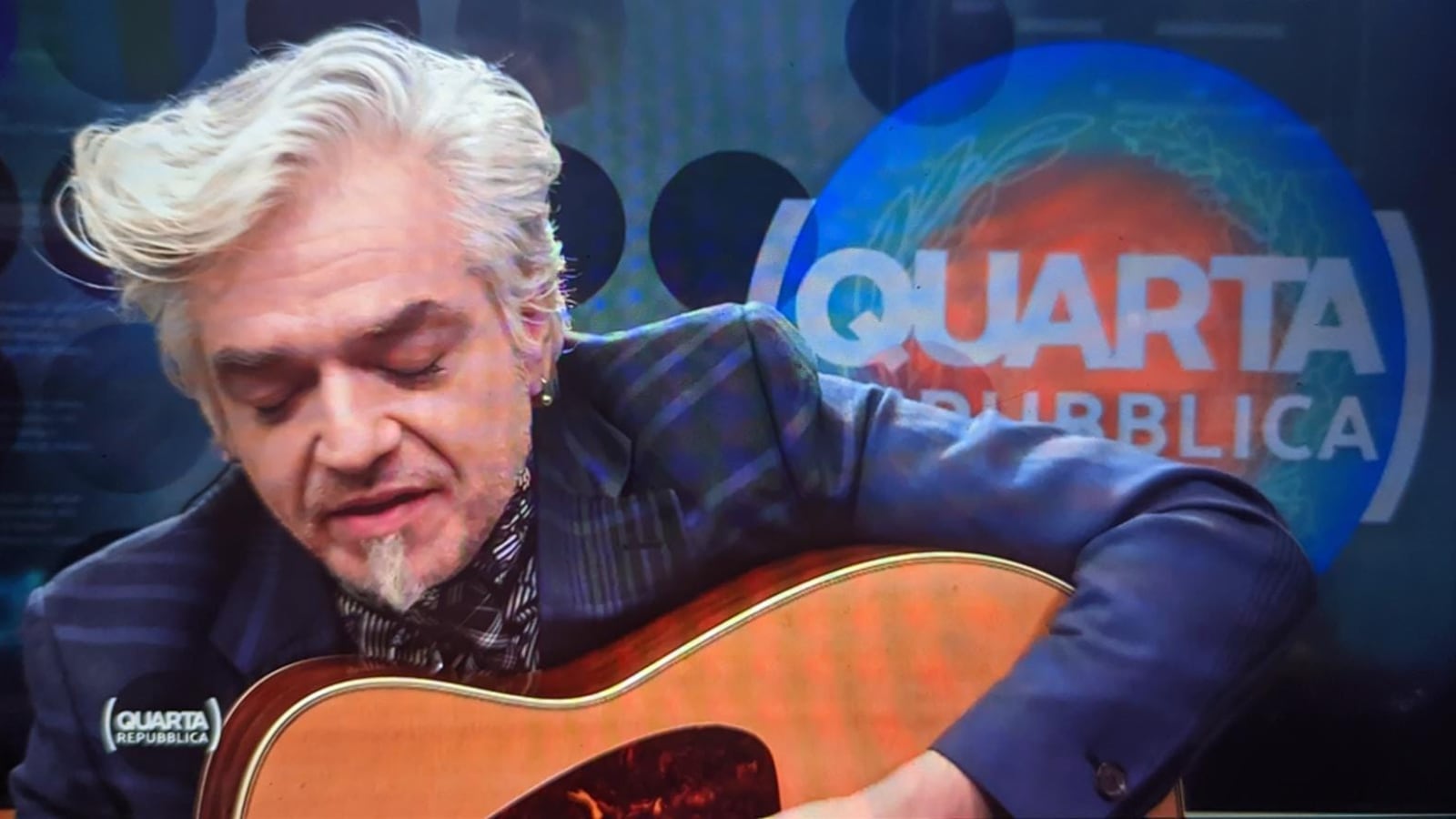 Morgan tira fuori la chitarra e "le suona" agli anti-Meloni