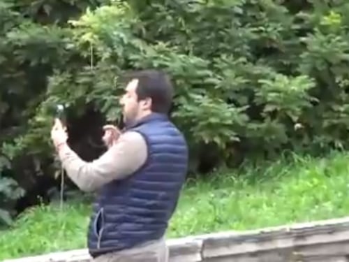 Salvini è in diretta social, Raggi lo prende in giro ma fa una figuraccia