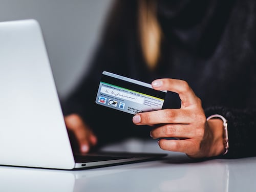 Carte e pagamenti all’estero, dalle commissioni alle truffe: cosa controllare prima di partire e gli errori che possono costare caro in vacanza