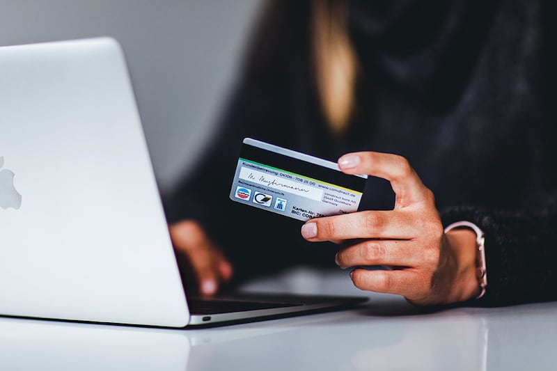 Carte e pagamenti all’estero, dalle commissioni alle truffe: cosa controllare prima di partire e gli errori che possono costare caro in vacanza