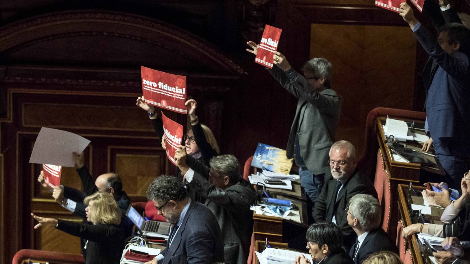 Cinque fiducie al Rosatellum tra il caos e le proteste