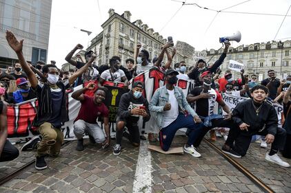 Torino, antagonisti in piazza per Floyd 7