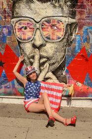 Alicia Arden e la bandiera Usa 3