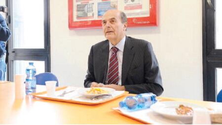 Bersani canta vittoria ma il Pd perde voti E i suoi lo stroncano