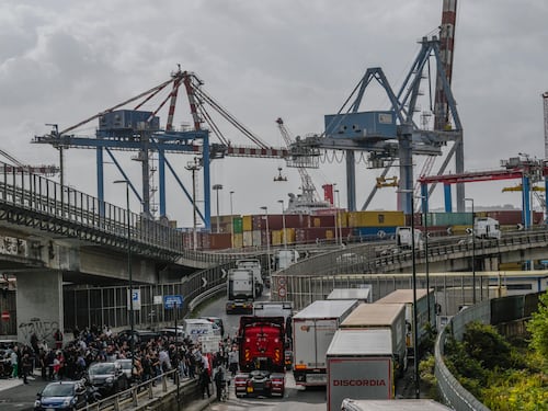 Tir, rimossi tutti i blocchi stradali: la polizia ha scortato i mezzi per il rifornimento dei distributori