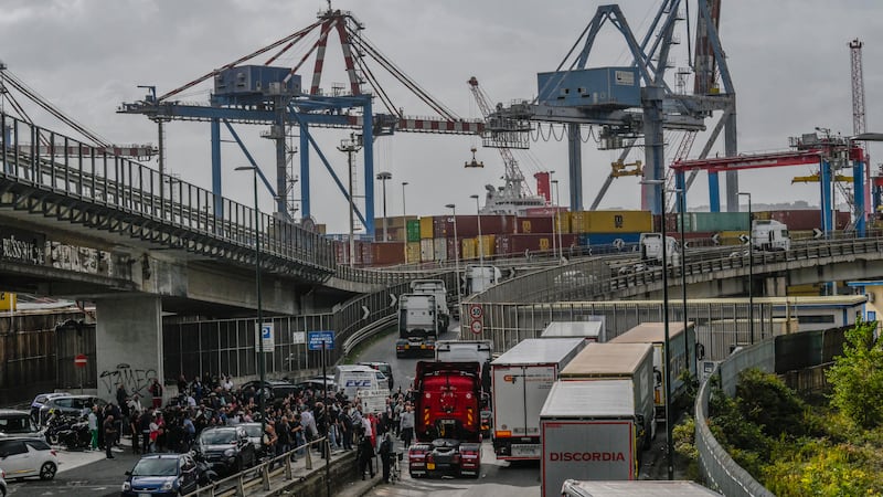Tir, rimossi tutti i blocchi stradali: la polizia ha scortato i mezzi per il rifornimento dei distributori