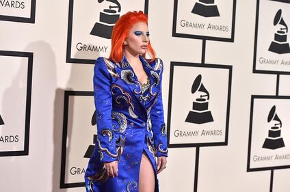 Lady Gaga: capelli rosso fuoco per i Grammy 2016. Foto 9