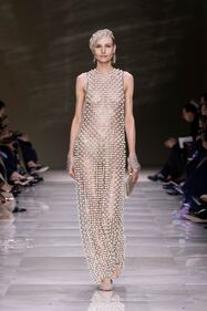 Armani veste le donne di perle e per i suoi 90 anni si regala uno storico palazzo nel cuore di Parigi 15