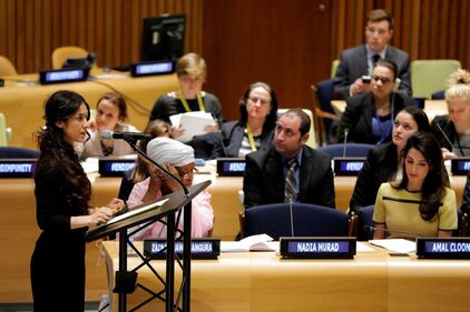 Amal Clooney con il "pancino" all'evento contro l'Isis 1